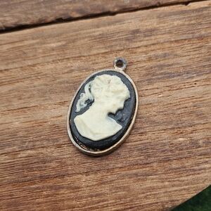 Vintage-Inspired Black and Cream Cameo Pendant - Women's Jewelry P411